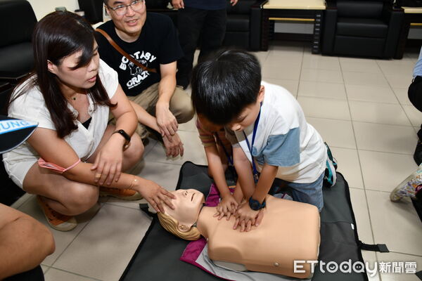 ▲▼台中50名孩童陪伴消防帥老爸闖五關，志工媽包水餃慰勞帥男警。（圖／記者鄧木卿翻攝）