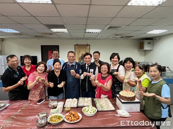 ▲▼台中50名孩童陪伴消防帥老爸闖五關，志工媽包水餃慰勞帥男警。（圖／記者鄧木卿翻攝）