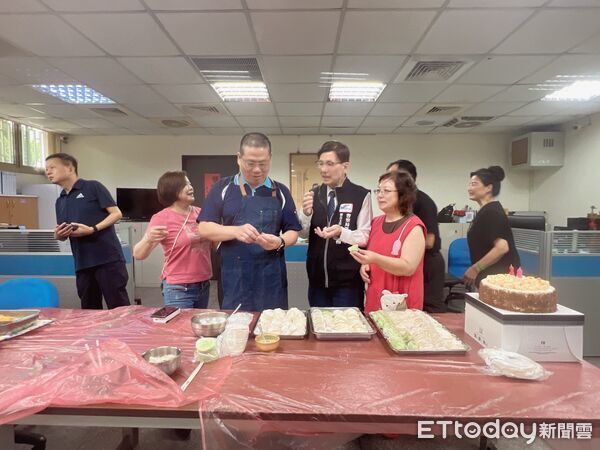 ▲▼台中50名孩童陪伴消防帥老爸闖五關，志工媽包水餃慰勞帥男警。（圖／記者鄧木卿翻攝）