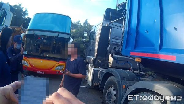 ▲▼貨車駕駛狂逃15公里後，自知逃不掉，終於停車受檢。（圖／記者高堂堯翻攝）