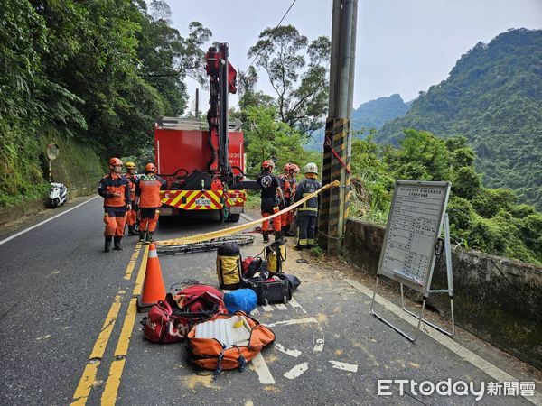 ▲北宜公路18K大貨車翻落山谷，警消垂降山谷搜救找無駕駛。（圖／記者陸運陞翻攝）