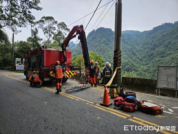 ▲北宜公路18K大貨車翻落山谷，警消垂降山谷搜救找無駕駛。（圖／記者陸運陞翻攝）