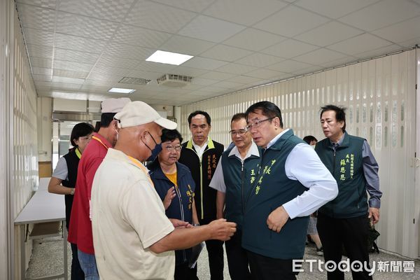 ▲黃偉哲市長到災區慰問並感謝同為受災戶的天災臨工投入環境清理與重建工作。（記者林東良翻攝，下同）