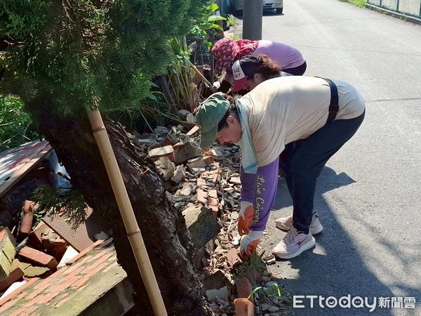 ▲黃偉哲市長到災區慰問並感謝同為受災戶的天災臨工投入環境清理與重建工作。（記者林東良翻攝，下同）