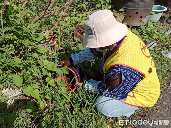 ▲黃偉哲市長到災區慰問並感謝同為受災戶的天災臨工投入環境清理與重建工作。（記者林東良翻攝，下同）