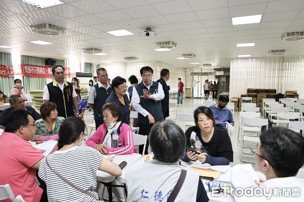 ▲黃偉哲市長到災區慰問並感謝同為受災戶的天災臨工投入環境清理與重建工作。（記者林東良翻攝，下同）