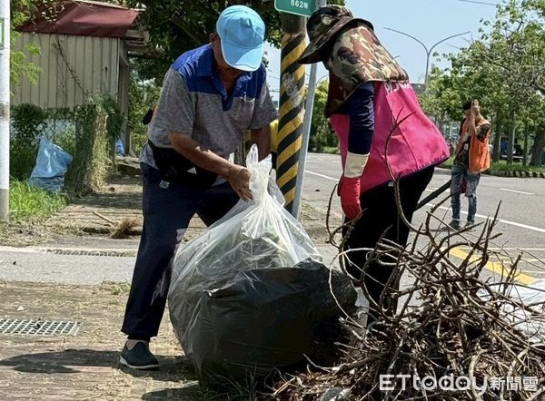 ▲黃偉哲市長到災區慰問並感謝同為受災戶的天災臨工投入環境清理與重建工作。（記者林東良翻攝，下同）