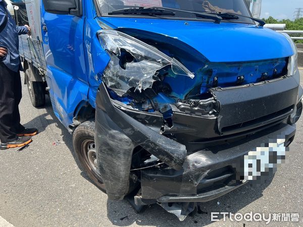 ▲載運桶裝瓦斯的小貨車駕駛未留意前方動態，追撞停等紅燈的轎車，害轎車老翁受輕傷。（圖／記者楊永盛翻攝）