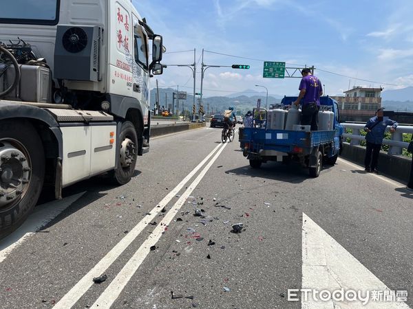 ▲載運桶裝瓦斯的小貨車駕駛未留意前方動態，追撞停等紅燈的轎車，害轎車老翁受輕傷。（圖／記者楊永盛翻攝）