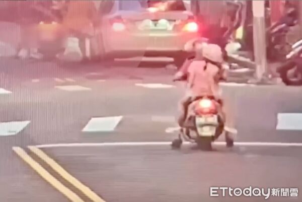 ▲▼蔡女遭詐騙集團洗腦，二度投資30萬，萬華分局警員埋伏，飛撲逮取款車手。（圖／記者邱中岳翻攝）