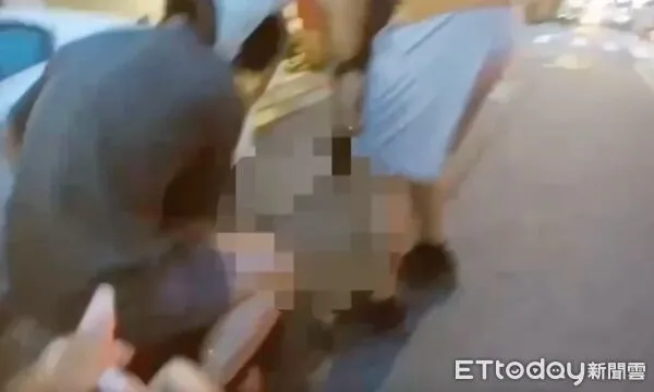 ▲▼蔡女遭詐騙集團洗腦，二度投資30萬，萬華分局警員埋伏，飛撲逮取款車手。（圖／記者邱中岳翻攝）