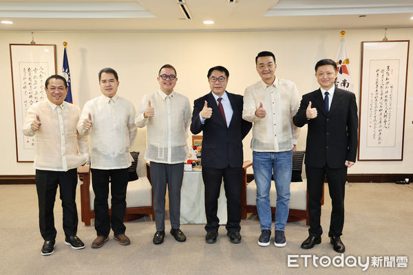▲菲律賓阿克蘭省米拉弗洛斯省長，率領該省相關政要拜會台南市政府，黃偉哲市長率黃耀國參議與會，雙方將加強各項交流。（圖／記者林東良翻攝，下同）