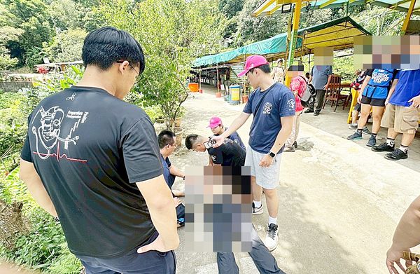 ▲桃園市龍潭區石門山今天上午有名七旬長者與友人攀登石門山登山步道，卻突然不適倒地，7名休假消防隊員趕緊上前CPR急救。（圖／桃園市消防局提供）