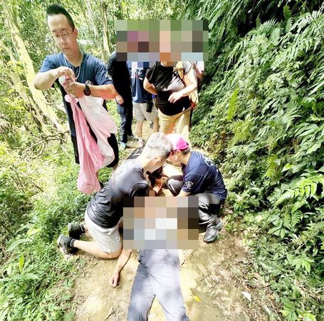 ▲桃園市龍潭區石門山今天上午有名七旬長者與友人攀登石門山登山步道，卻突然不適倒地，7名休假消防隊員立即進行CPR急救。（圖／桃園市消防局提供）