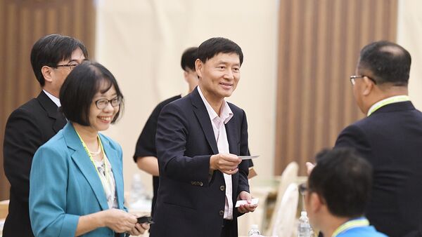 ▲健行科大校長郭瑞祥（中）在會中提及，健行願借重教授們專業與校方豐富資源，與產業界共同攜手共創更高效製造流程。（健行科大提供）