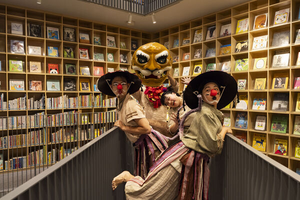 ▲▼「We TAIWAN台灣文化in大阪．關西世博」進入第2周，其中在童書之森展出「台灣繪本、佮意啦」繪本展，「野孩子肢體劇場」以默劇將《虎姑婆》帶到日本觀眾及國際眼前。（圖／文化部）