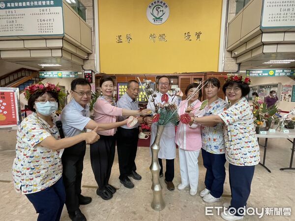 ▲高雄榮民總醫院台南分院院長鄭名芳與來賓共同完成大型主花藝作品，象徵代代相傳的愛與祝福。（圖／記者林東良翻攝）