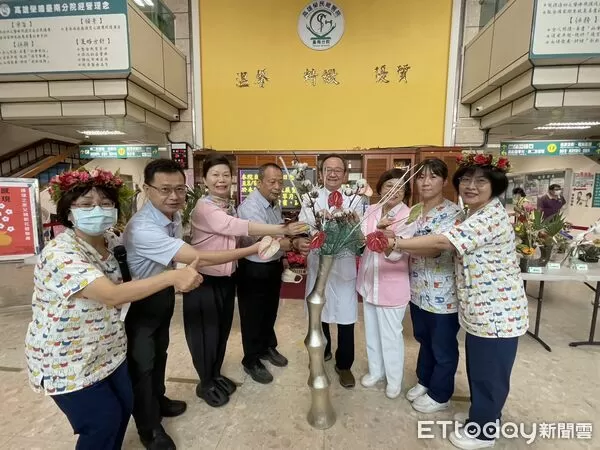 ▲高雄榮民總醫院台南分院院長鄭名芳與來賓共同完成大型主花藝作品，象徵代代相傳的愛與祝福。（圖／記者林東良翻攝）