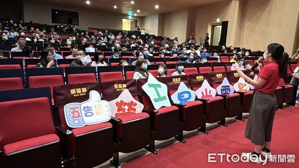 ▲台南市勞工局星光電影院在新營文化中心放映動畫片《怪奇家族》，吸引勞工朋友與家人同樂。（記者林東良翻攝，下同）