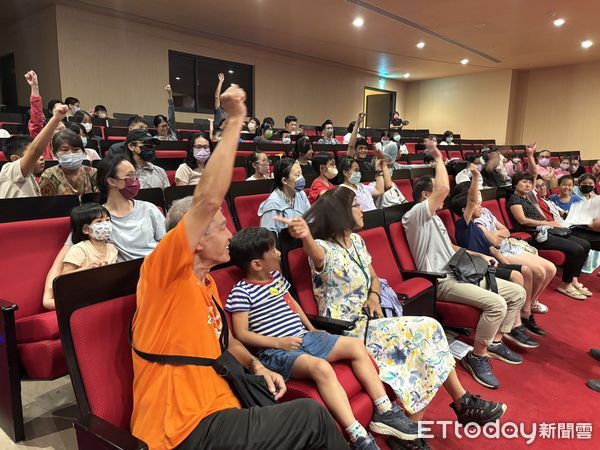 ▲台南市勞工局星光電影院在新營文化中心放映動畫片《怪奇家族》，吸引勞工朋友與家人同樂。（記者林東良翻攝，下同）