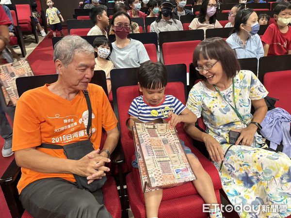 ▲台南市勞工局星光電影院在新營文化中心放映動畫片《怪奇家族》，吸引勞工朋友與家人同樂。（記者林東良翻攝，下同）