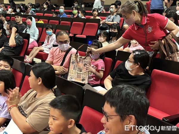 ▲台南市勞工局星光電影院在新營文化中心放映動畫片《怪奇家族》，吸引勞工朋友與家人同樂。（記者林東良翻攝，下同）