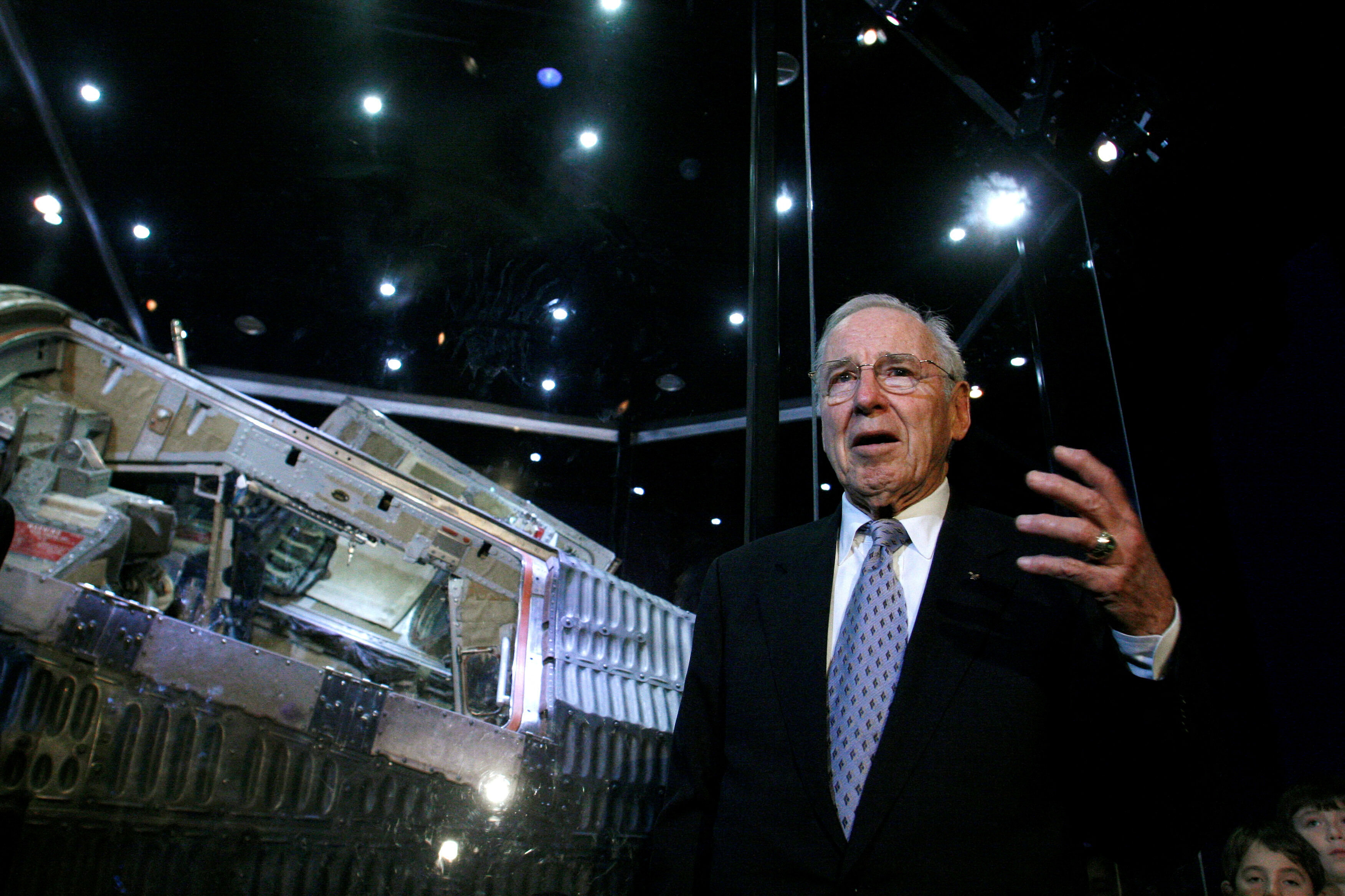 ▲▼太空人洛維爾在雙子座12號火箭前講述他的經歷。（圖／路透）