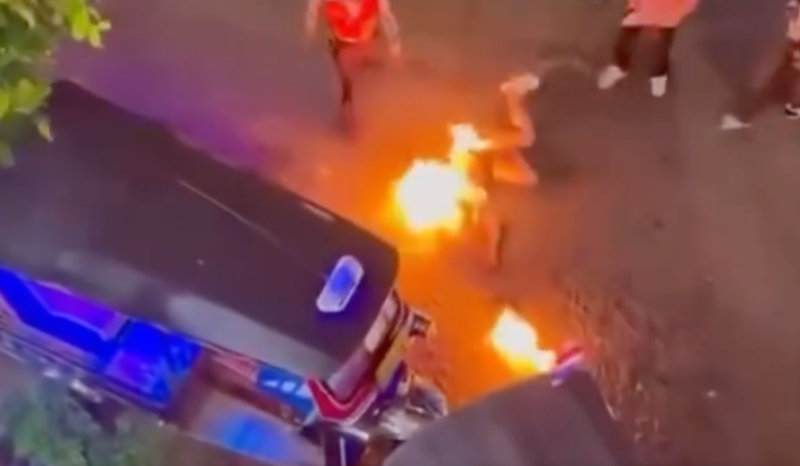 ▲▼曼谷市中心隨機縱火！2遊客「燒成火球」。（圖／翻攝自泰媒）