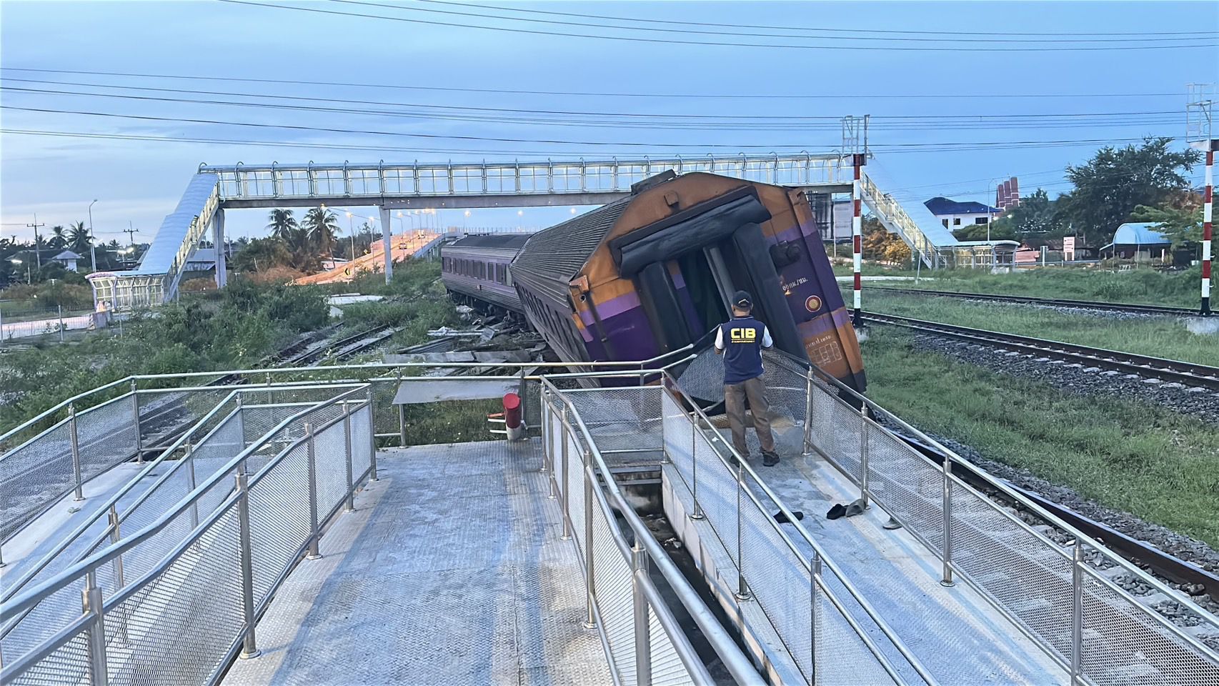 ▲▼泰國火車出軌「暴衝撞月台」恐怖畫面曝！車廂歪斜　至少9傷 。（圖／ข่าวประจวบ）