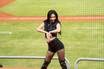 統一星光女孩日妮妮以王心凌作表演主軸 Joy地板動作吸睛