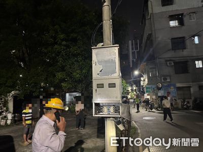 新莊深夜「電線桿上電箱起火」　 台電人員關閉電源搶修畫面曝