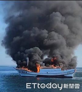 澎湖漁船海上突起火!船長急跳友船獲救 燒剩空殼畫面曝