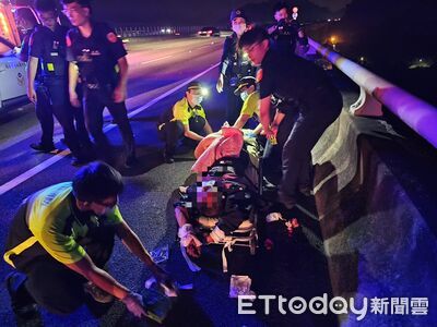 驚險對峙片!新竹男發酒瘋「雙刀劫走救護車」 國道自撞護欄拒捕