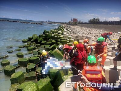台南南區濱海路橋驚傳有人溺水 男子卡消波塊警消合力打撈