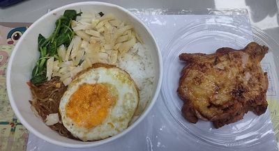 便當雞腿咬起來怪怪的…他見雞皮剝開「驚悚一幕」帶妻掛急診