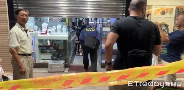 ▲台東銀樓驚傳搶案！年輕男假買禮物噴辣椒水奪走逾五兩金項鍊。（圖／記者楊晨東翻攝）