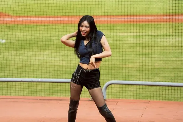 ▲統一星光女孩日妮妮以王心凌作表演主軸　Joy地板動作吸睛。（圖／統一公關提供）