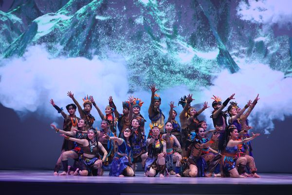 ▲《山海天光》演出以島嶼神話為靈感，融合舞蹈、扯鈴、聲光影像與裝置藝術，描繪與展。（圖／貿協提供）