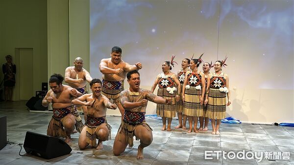 ▲▼「We TAIWAN 台灣文化 in 大阪．關西世博」邁入第2周，原民會與文化部合作「原民之夜」，聚集了台灣、紐西蘭、加拿大、澳洲等國家代表，現場特別演唱排灣族在歡聚時的歌曲，還有紐西蘭毛利族表演哈卡（Haka）戰舞。（圖／記者林育綾攝）