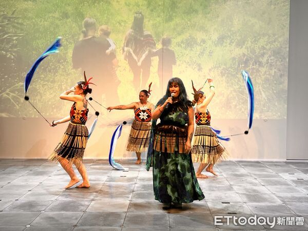 ▲▼「We TAIWAN 台灣文化 in 大阪．關西世博」邁入第2周，原民會與文化部合作「原民之夜」，聚集了台灣、紐西蘭、加拿大、澳洲等國家代表，現場特別演唱排灣族在歡聚時的歌曲，還有紐西蘭毛利族表演哈卡（Haka）戰舞。（圖／記者林育綾攝）