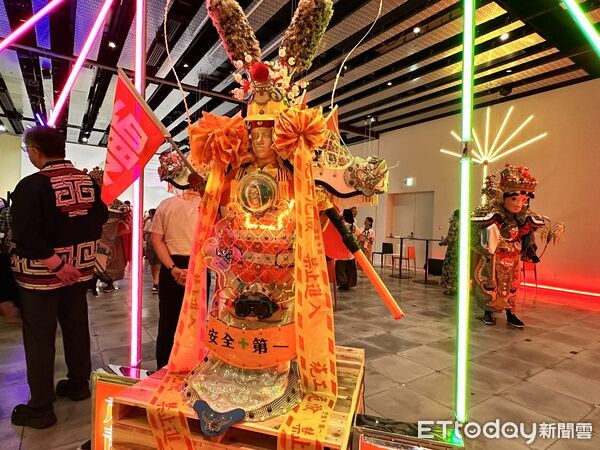 ▲▼「We TAIWAN 台灣文化 in 大阪．關西世博」邁入第2周，原民會與文化部合作「原民之夜」，聚集了台灣、紐西蘭、加拿大、澳洲等國家代表，現場特別演唱排灣族在歡聚時的歌曲，還有紐西蘭毛利族表演哈卡（Haka）戰舞。（圖／記者林育綾攝）