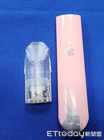 ▲▼陳男連撞5汽車、1機車，就醫還想滅證依托咪酯煙彈，被警方當場抓包。（圖／記者邱中岳翻攝）