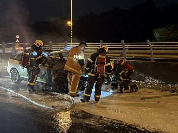 ▲彰化東外環火燒車。（圖／警方 消防提供）