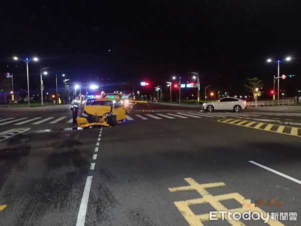 ▲▼            高雄BMW未依號誌左轉，與對向小黃發生碰撞。（圖／記者陳宏瑞翻攝，下同）