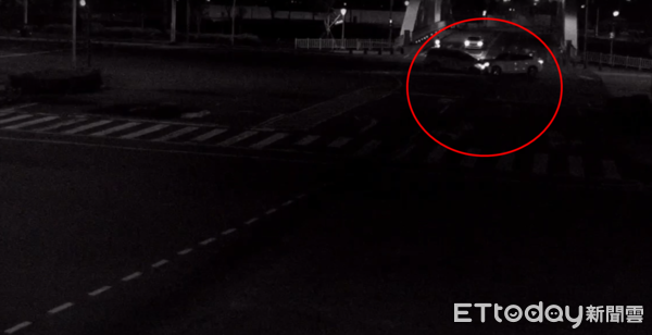 ▲▼            高雄BMW未依號誌左轉，與對向小黃發生碰撞。（圖／記者陳宏瑞翻攝，下同）