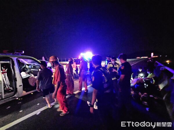 ▲▼             男子發酒瘋持刀劫走救護車，在國3自撞護欄被逮。（圖／記者楊永盛翻攝，下同）