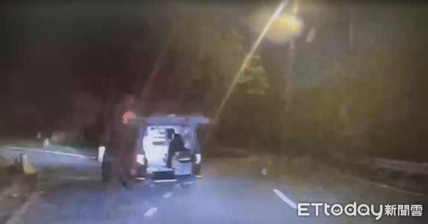 ▲▼             男子發酒瘋持刀劫走救護車，在國3自撞護欄被逮。（圖／記者楊永盛翻攝，下同）