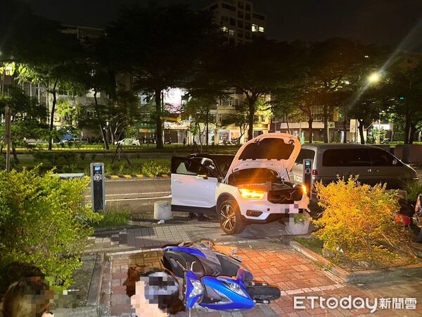 ▲40歲女子駕駛自小客車在東豐路迴轉時失控，連撞分隔島、石椅及重機車。（記者林東良翻攝，下同）