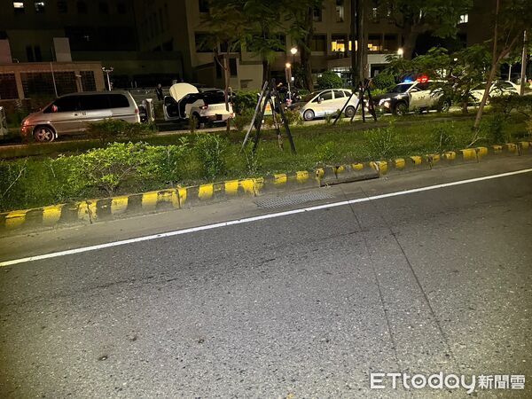 ▲40歲女子駕駛自小客車在東豐路迴轉時失控，連撞分隔島、石椅及重機車。（記者林東良翻攝，下同）