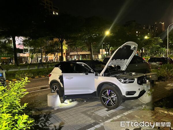 ▲40歲女子駕駛自小客車在東豐路迴轉時失控，連撞分隔島、石椅及重機車。（記者林東良翻攝，下同）